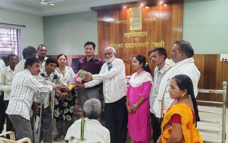 दिव्यांग मानधन १५०० वरुन २५०० करण्यास तांत्रिक अडचणीपासून वंचित ; दिव्यांग बांधवांना अंत्योदय रेशनकार्डांचे वितरण