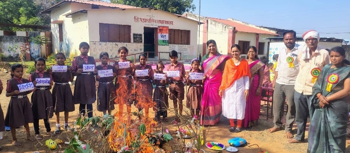 शाळेत ‘दुर्गुणांची होळी’ उपक्रमातून विद्यार्थ्यांना संस्कारांची दिशा