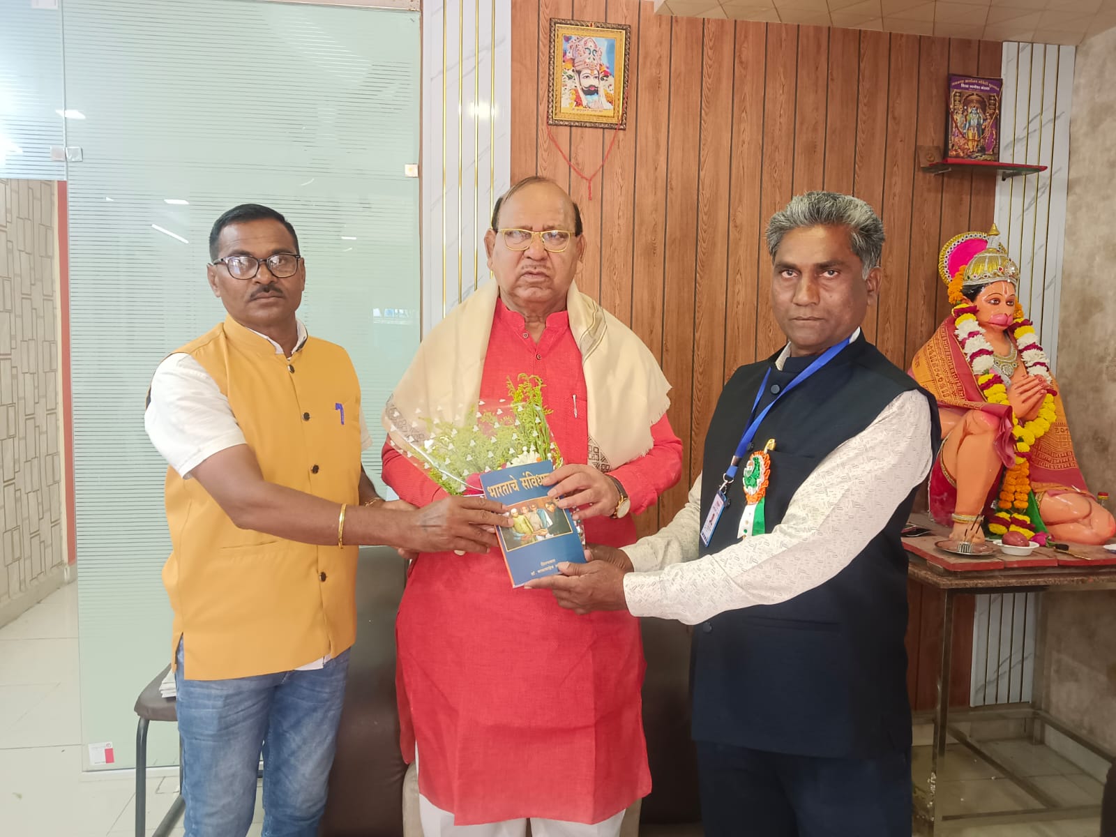 माजी.खासदार रामदासजी तडस यांना वाढदिवसाच्या निमित्ताने भारतीय संविधान भेट देऊन केला सत्कार