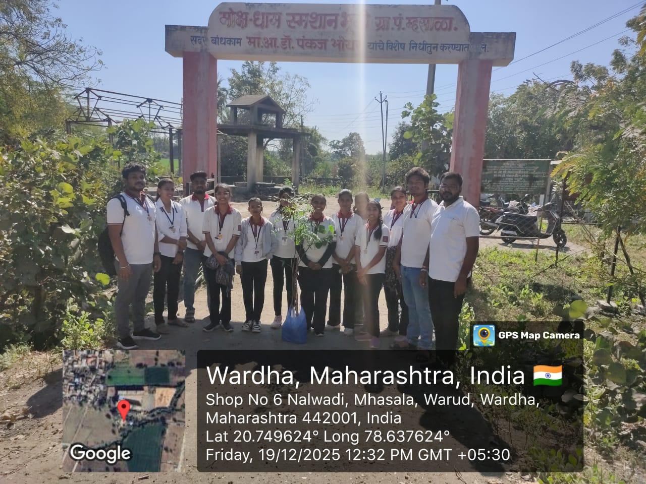 विद्यार्थ्यांनी स्मशानभूमी परिसरात केले वृक्षारोपण