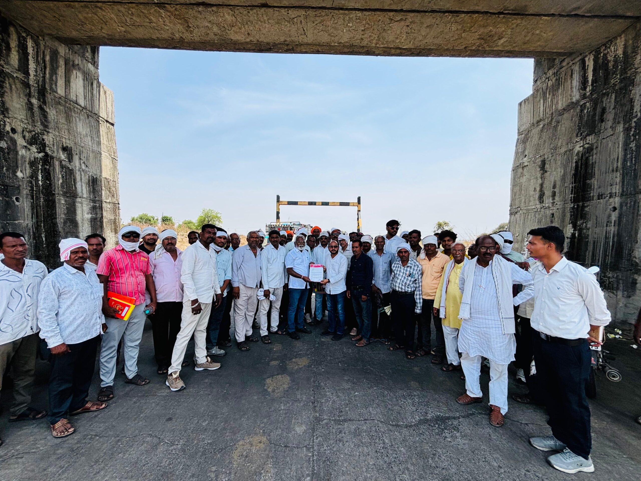 देवळी ते दिघी रोडवरील रेल्वे स्टेशनजवळील (अंडरपास) जीर्ण रस्त्याची तात्काळ दुरुस्ती करण्याचे मागणीसाठी युवा संघर्ष मोर्चाचा रास्तारोको