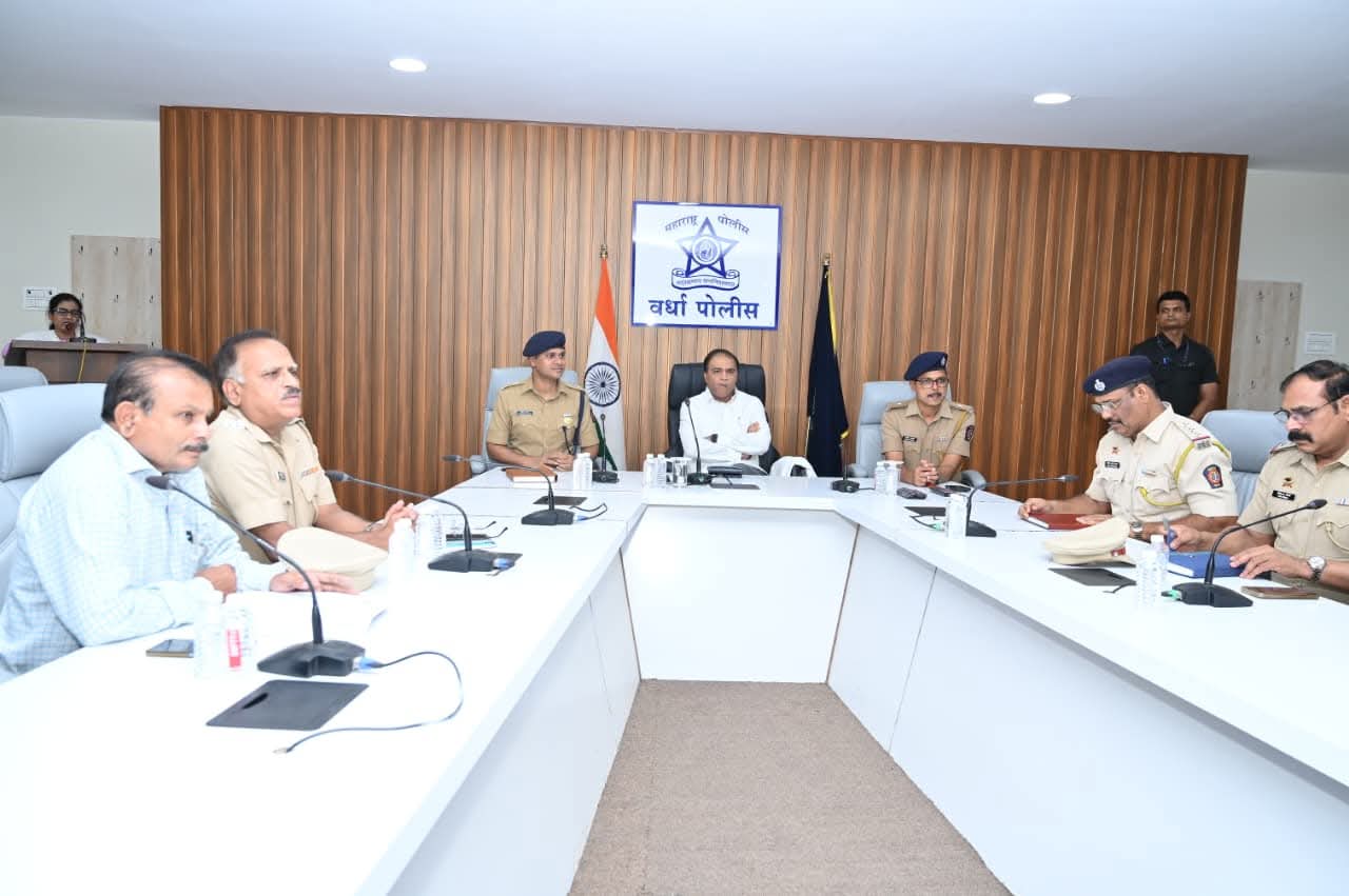 सिंथेटीक ट्रॅकसह बहुउद्देशीय क्रीडांगण उभारणार ; आराखडा सादर करण्याच्या पालकमंत्र्यांच्या सूचना ,पोलीस कवायत मैदान नुतणीकरण कामाचा आढावा