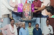 माजी नगराध्यक्ष व युवा पत्रकारास शिवाजी महाराजांची प्रतिमा भेट