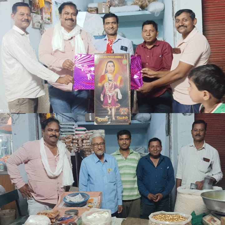 माजी नगराध्यक्ष व युवा पत्रकारास शिवाजी महाराजांची प्रतिमा भेट